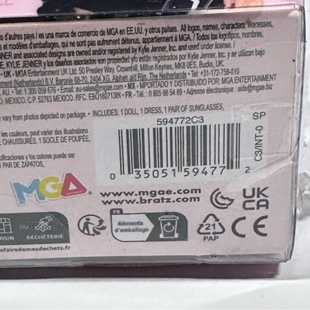 Bratz x Kylie Jenner Day Fashion Doll with Accessories and Certificate - Picture 7 of 12